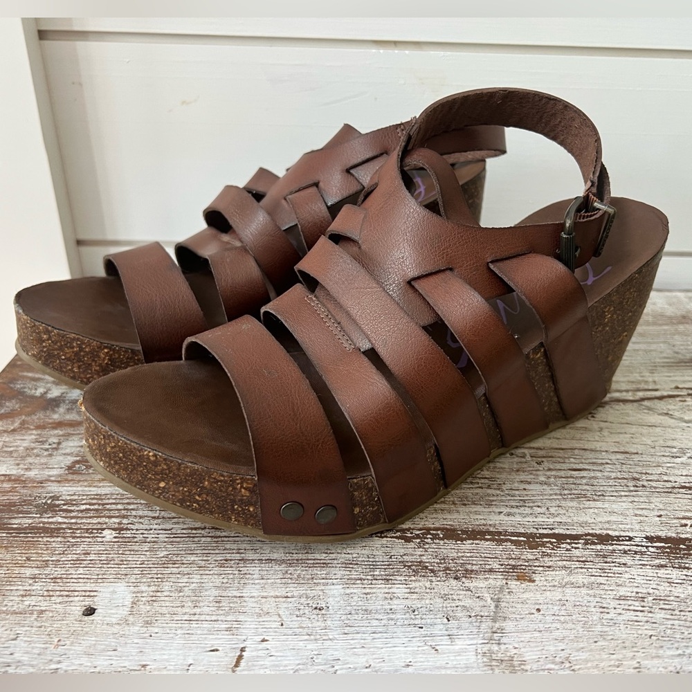 Leather blowfish wedge sandal